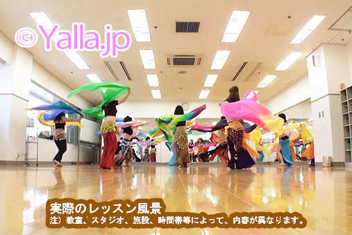 Yalla-bellydance-lesson-scine-with-many-dancers-over-colorful-costumes-in-kobe