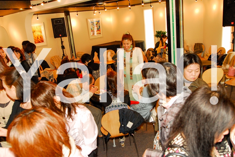 photo-from-performing-bellydancer-in-green-and-guest-in-the-cafe-in-sakura-mini-live-kobe-2010