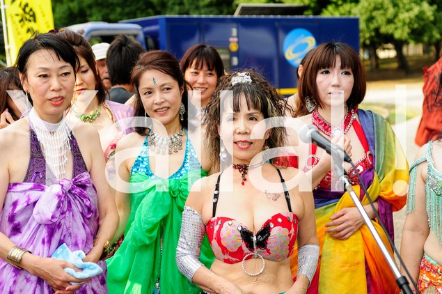 photo-of-crowed-bellydancers-are-smiling-lovely-in-nara-2010