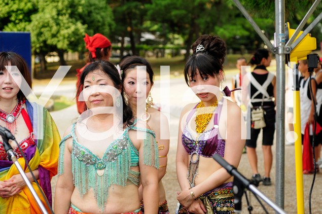photo-of-gathered-young-bellydancers-in-front-of-DJ-boose-in-nara-2010