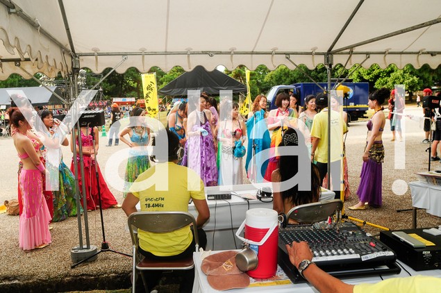 photo-of-two-DJ-are-talking-to-crowed-bellydancers-about-nara-in-2010