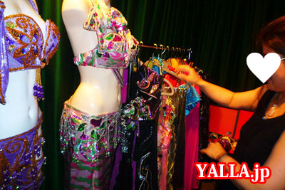 selecting-costume-for-yalla-1st-art-photo-shooting-event
